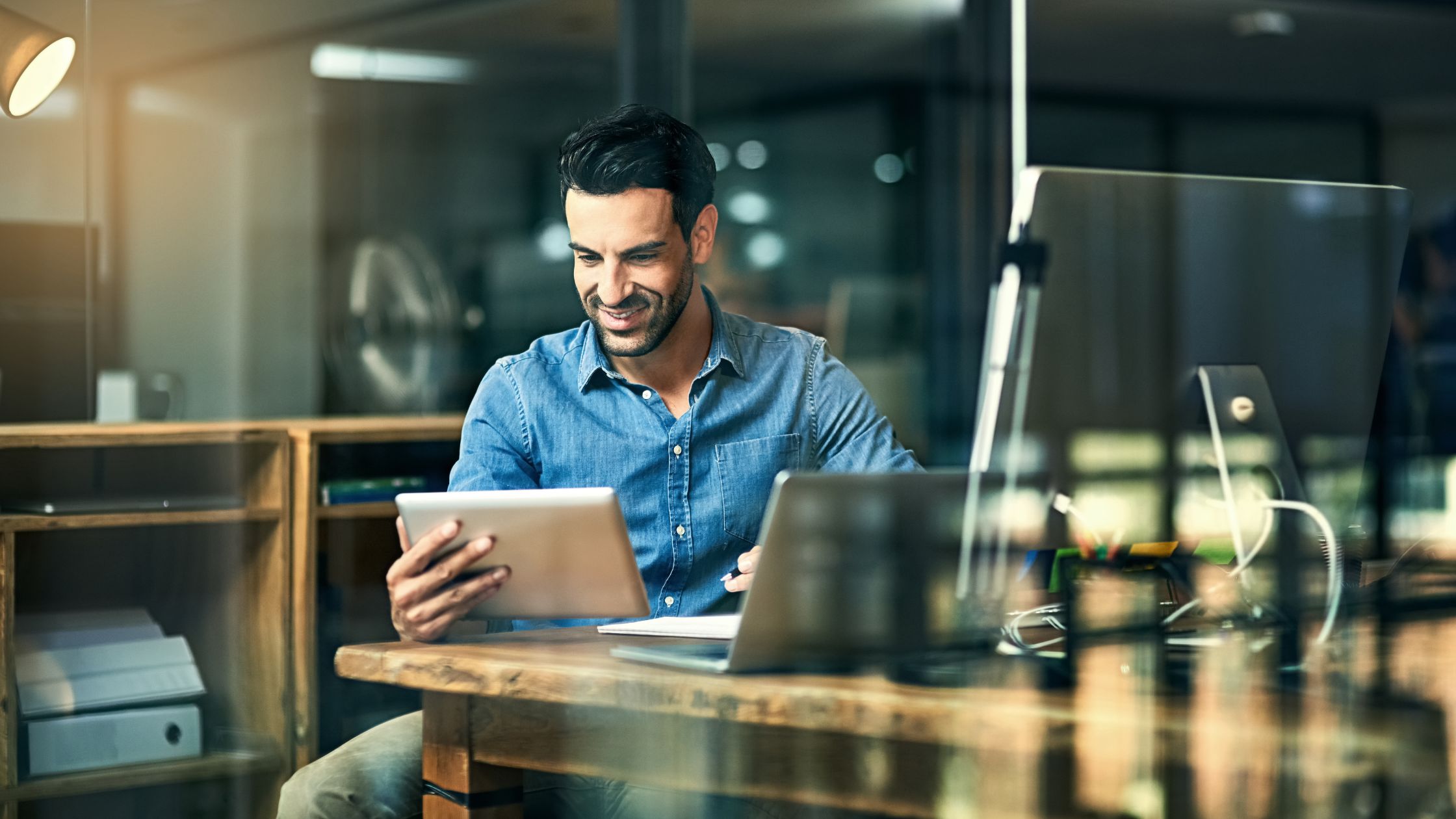 professionista al computer che utilizza software per la ricerca fornitori