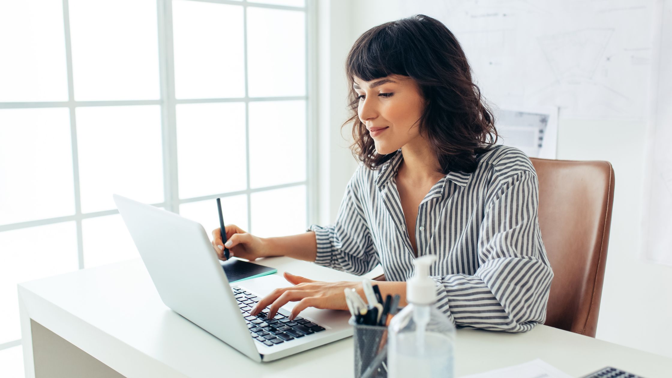 imprenditrice che migliora la selezione fornitori attraverso strategic sourcing