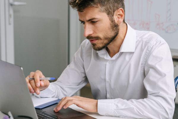 imprenditore che migliora le decisioni di sourcing grazie a rfq digitali oxalys