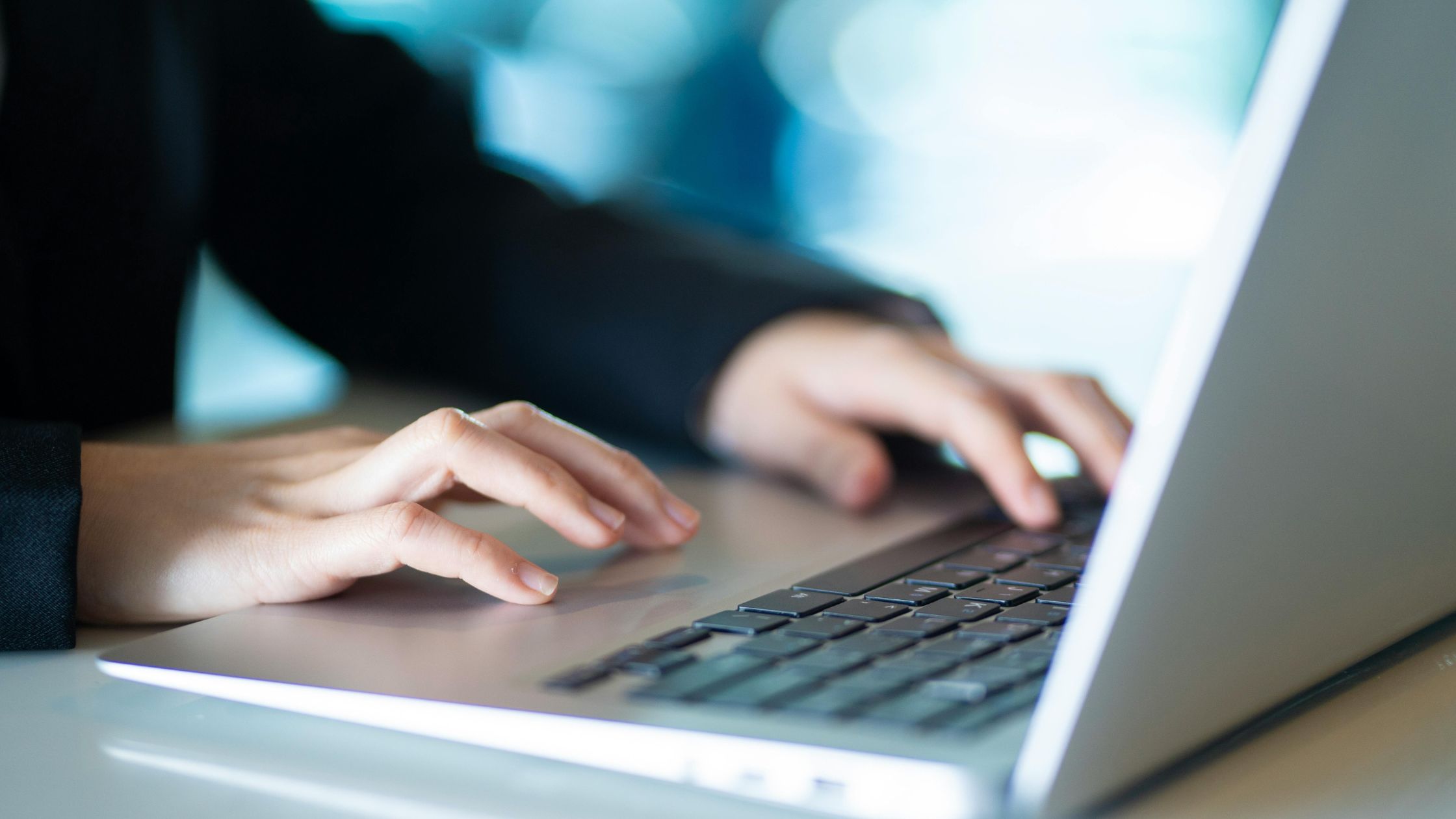 imprenditrice al computer che migliora le decisioni di sourcing grazie a rfq digitali oxalys