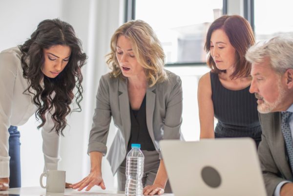 decision maker azienda che stanno analizzando come digitalizzare il processo di acquisto con oxalys