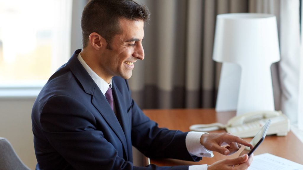 imprenditore che utilizza il software di gestione oxalys per ottimizzare la gestione acquisti della sua azienda