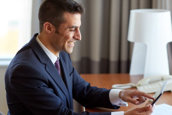 imprenditore che utilizza il software di gestione oxalys per ottimizzare la gestione acquisti della sua azienda