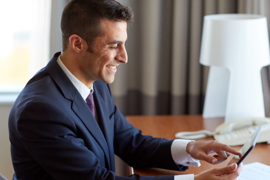 imprenditore che utilizza il software di gestione oxalys per ottimizzare la gestione acquisti della sua azienda