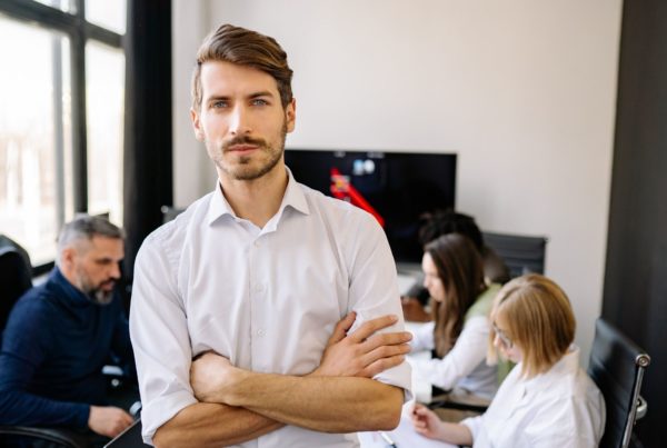 imprenditore che utilizza la scheda valutazione fornitori di oxalys in azienda