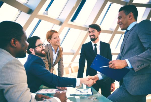 decision maker aziendali che stanno elaborando un accordo quadro con i propri fornitori