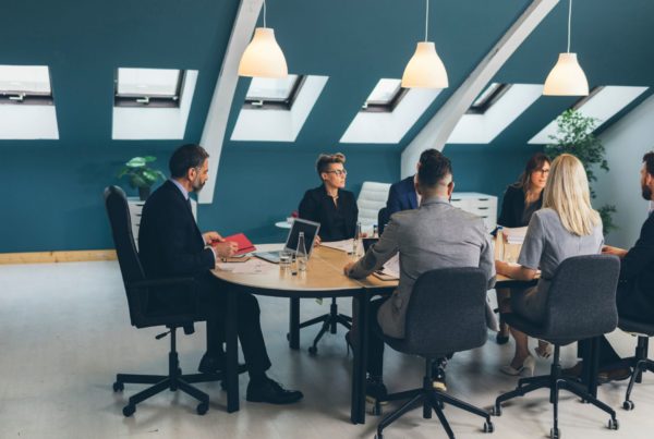 team di decision maker e finanza che analizzano l’integrazione tra supply chain finance e soluzioni di eprocurement