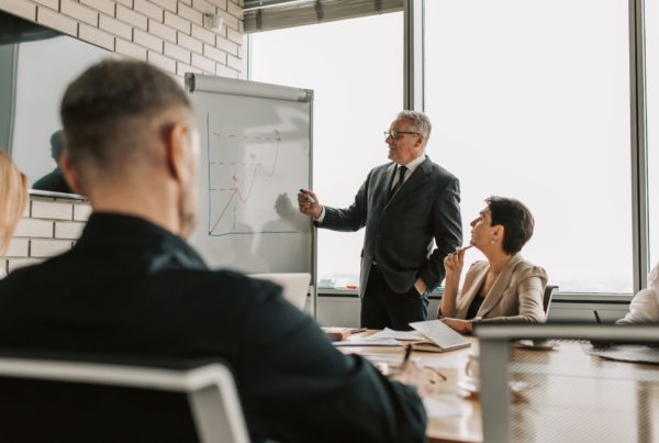 riunione interna aziendale per revisione flusso di purchasing system