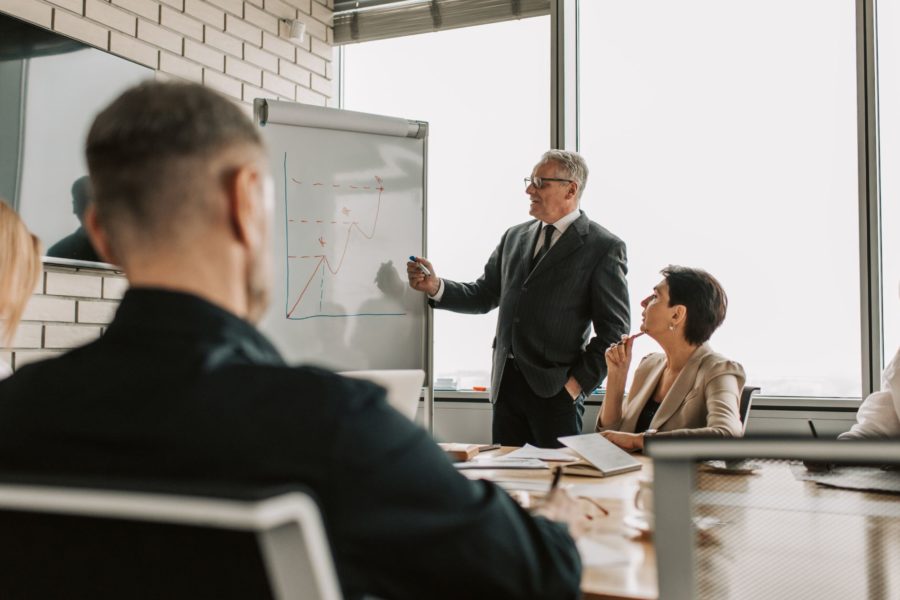 riunione interna aziendale per revisione flusso di purchasing system