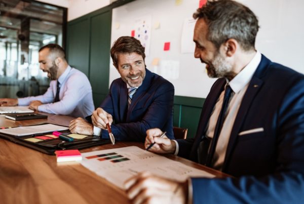 decision maker che parlano dello spend management durante una riunione interna