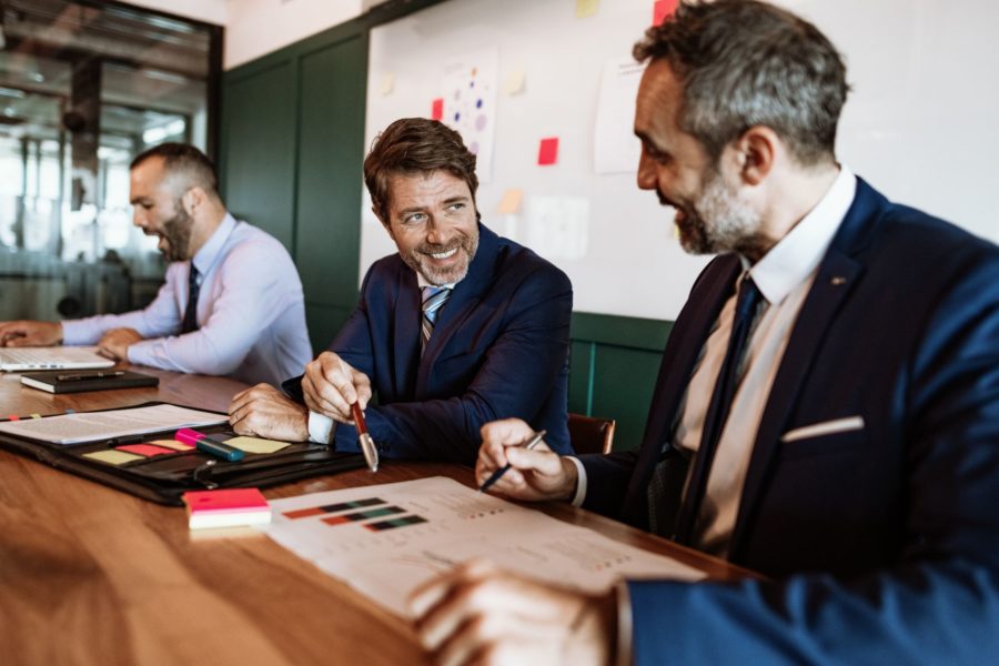 decision maker che parlano dello spend management durante una riunione interna