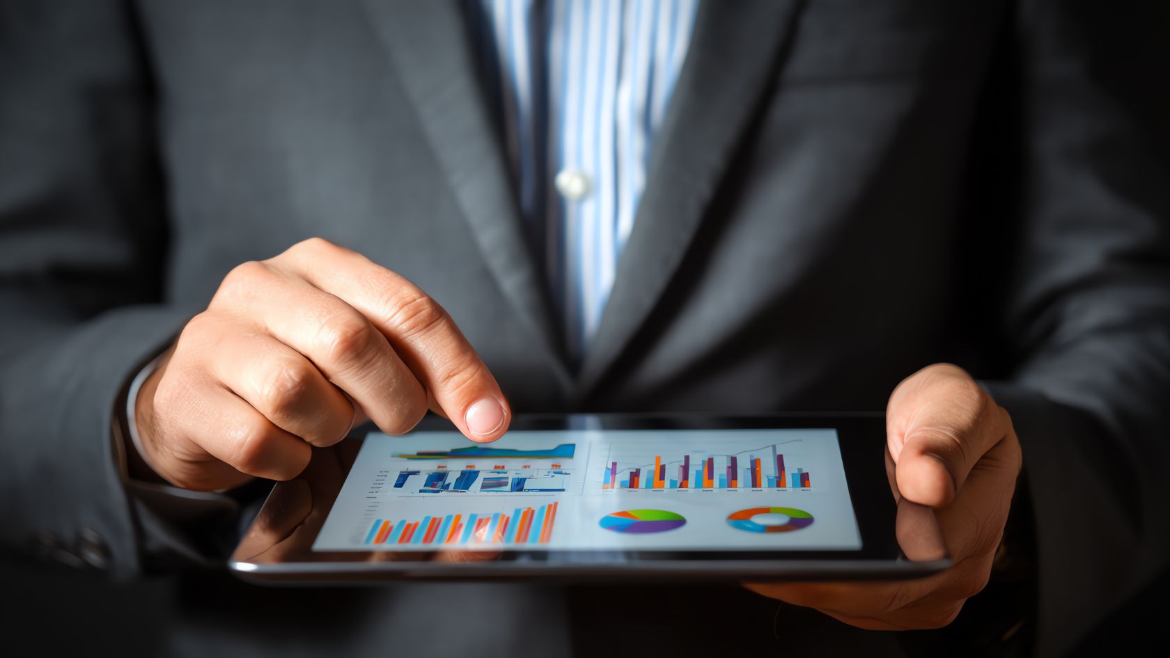 imprenditore che sta monitorando kpi fornitori per migliorare la catena di approvvigionamento dell’azienda