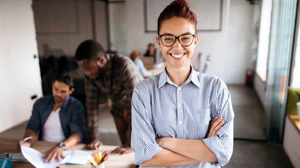 imprenditrice che valuta qualità fornitori grazie al software oxalys