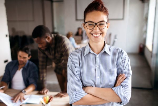 imprenditrice che valuta qualità fornitori grazie al software oxalys