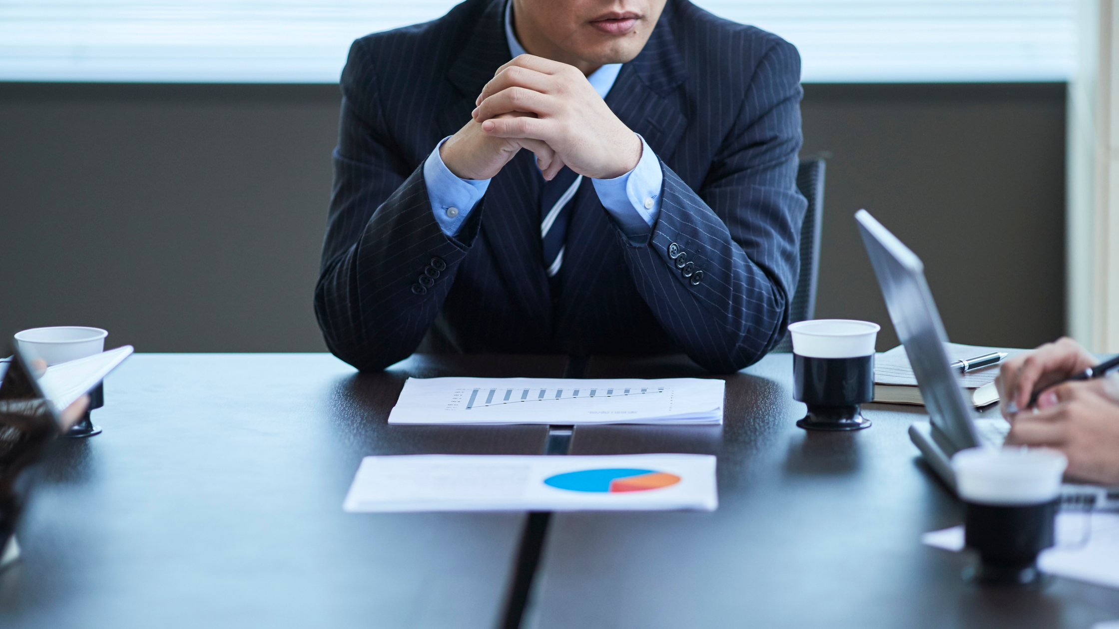 decision maker in una riunione per analisi costi aziendali