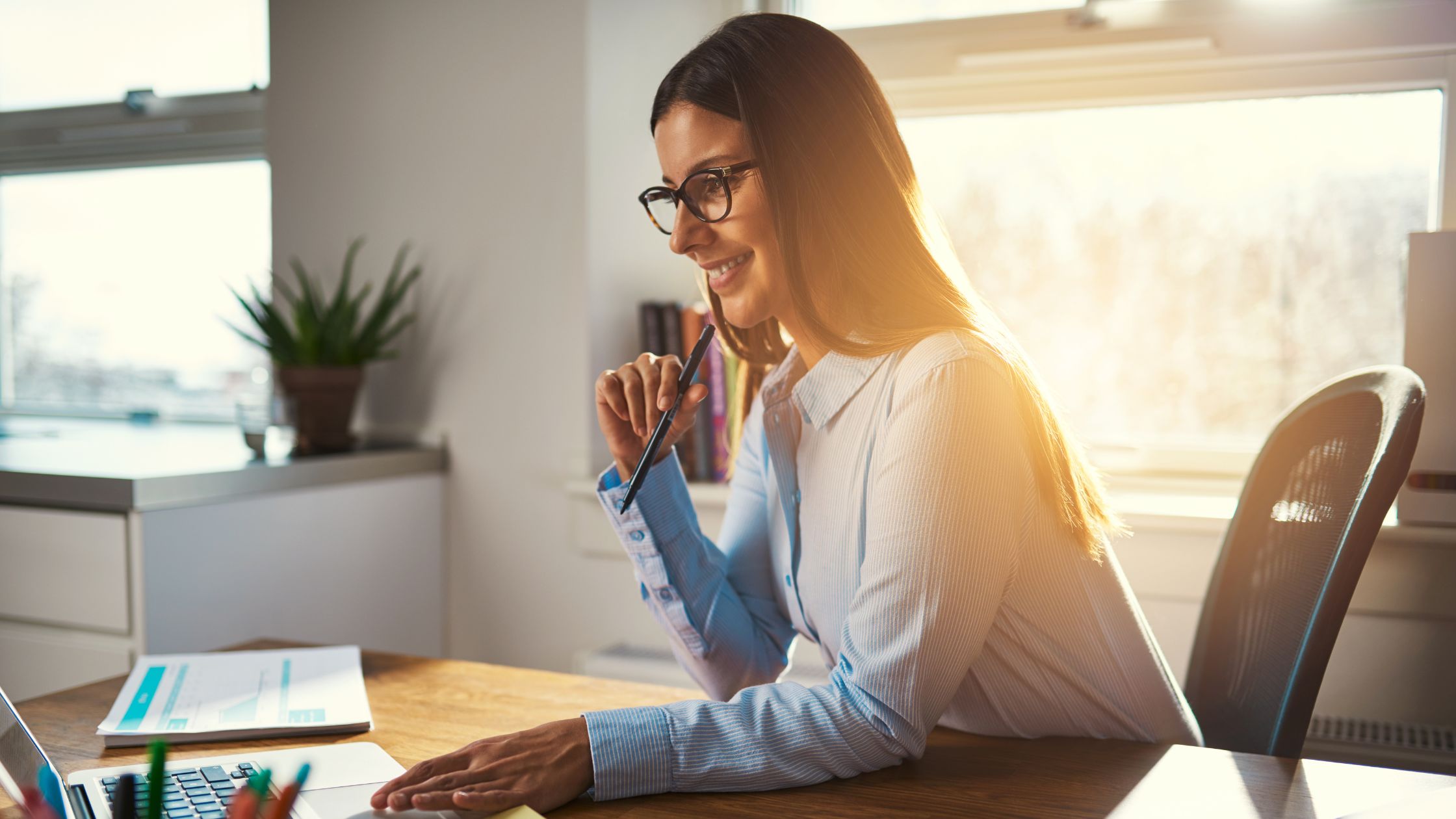 imprenditrice che valuta qualità dei fornitori grazie al software oxalys