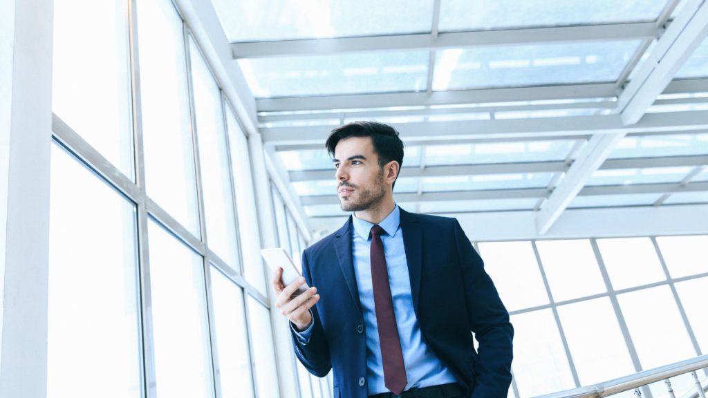 decision maker al telefono che utilizza software per la ricerca fornitori in azienda