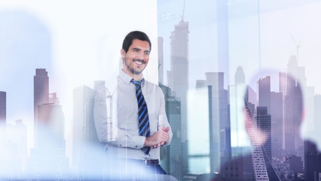 decision maker con team aziendale per riunione su software selection