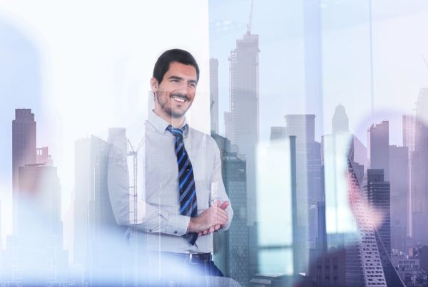 decision maker con team aziendale per riunione su software selection