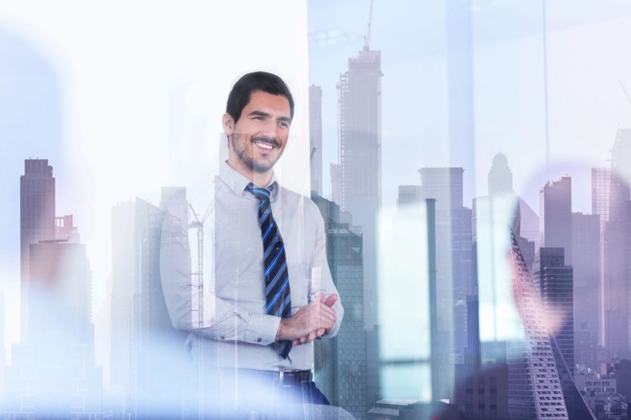 decision maker con team aziendale per riunione su software selection