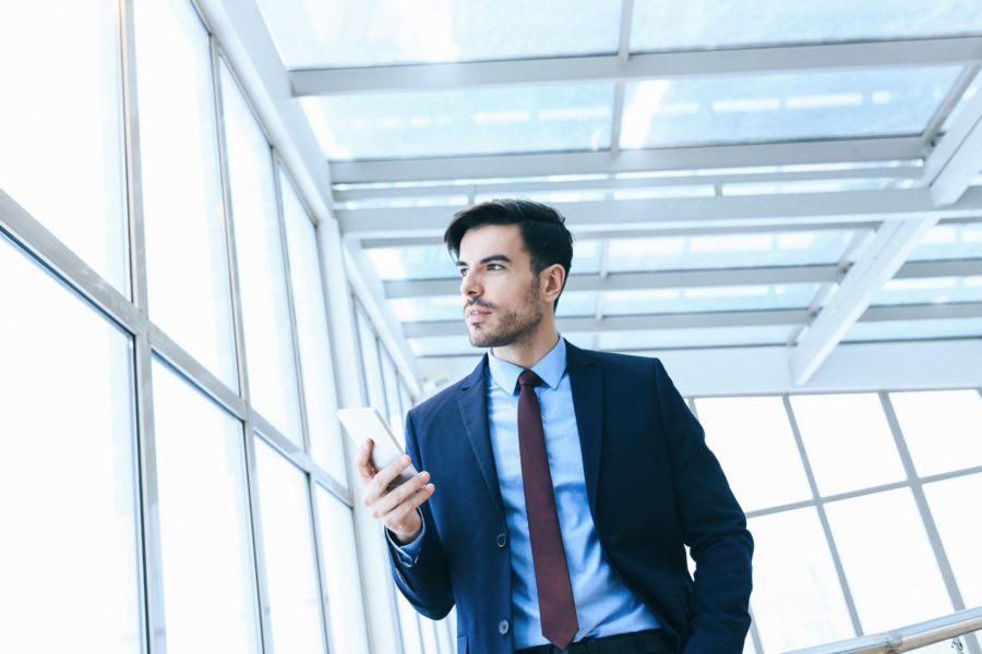 decision maker al telefono che utilizza software per la ricerca fornitori in azienda