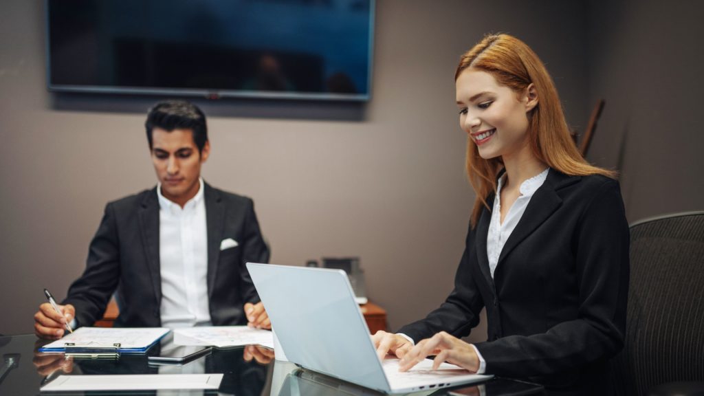 team aziendale che sta utilizzando software qualifica fornitori oxalys per partnership efficaci