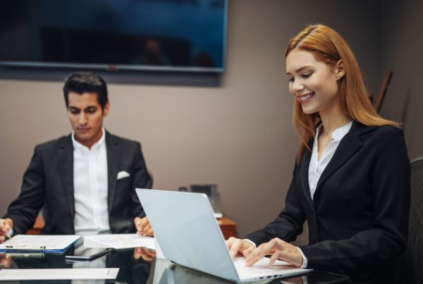 team aziendale che sta utilizzando software qualifica fornitori oxalys per partnership efficaci