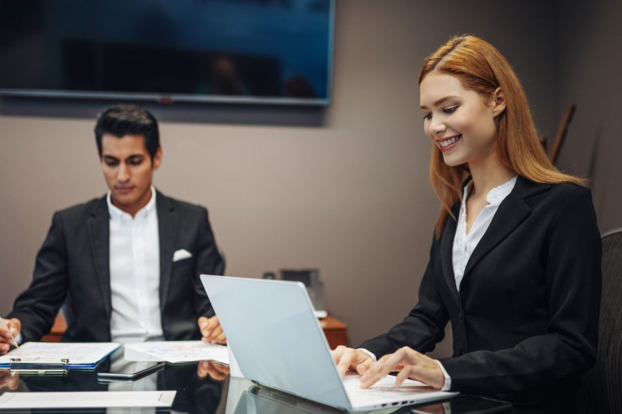 team aziendale che sta utilizzando software qualifica fornitori oxalys per partnership efficaci