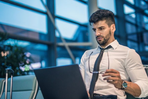 imprenditore che analizza al pc la procedura qualifica fornitori