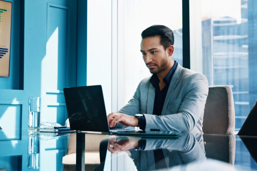 decision maker al pc per analisi costi aziendali