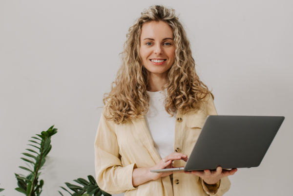imprenditrice che adotta piattaforme e procurement in azienda