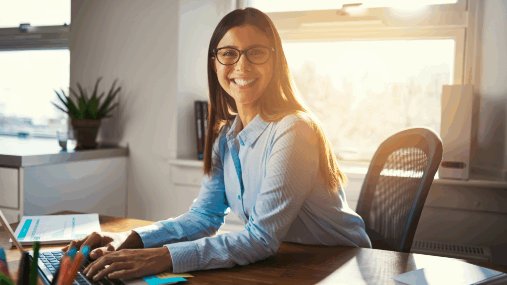 imprenditrice che usa un software supplier relationship management