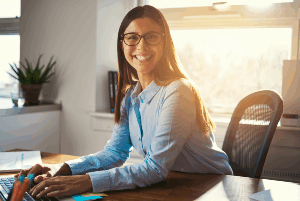 imprenditrice che usa un software supplier relationship management