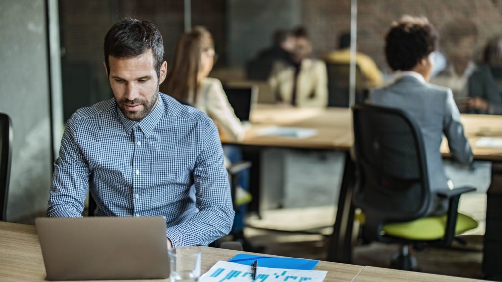 decision maker impresa che utilizza oxalys per ottimizzare le richieste di acquisto dell’azienda