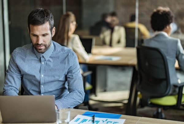 decision maker impresa che utilizza oxalys per ottimizzare le richieste di acquisto dell’azienda