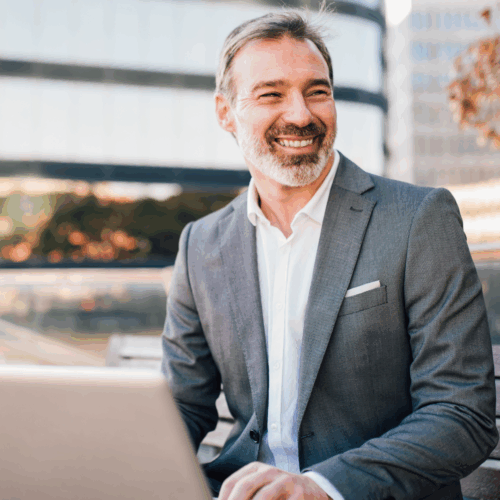 decision maker aziendale che utilizza un software eprocurement facilmente integrabile con erp e sistemi aziendali