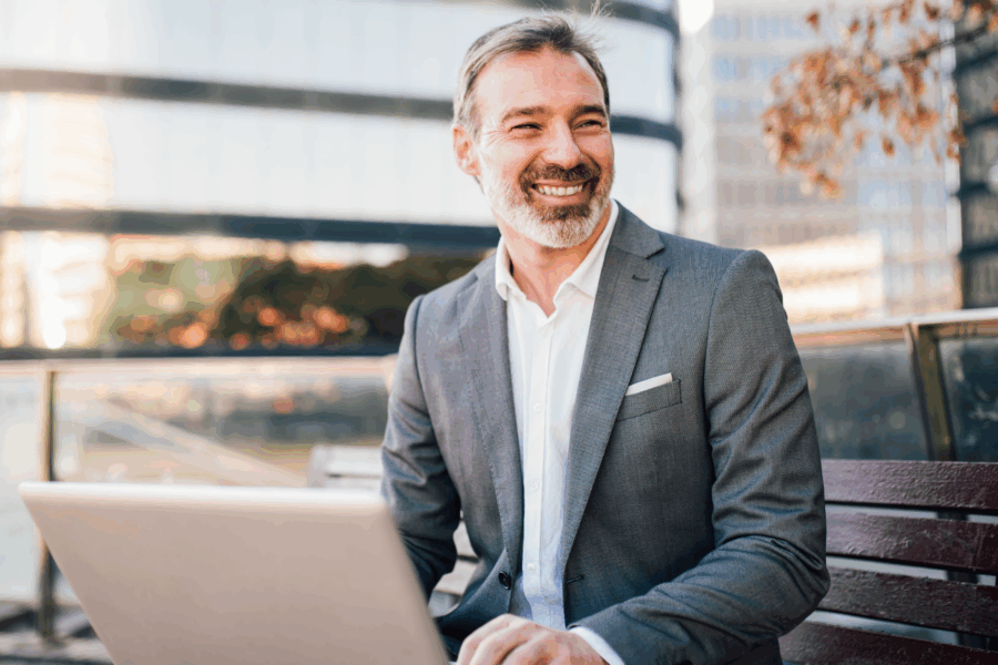 decision maker aziendale che utilizza un software eprocurement facilmente integrabile con erp e sistemi aziendali