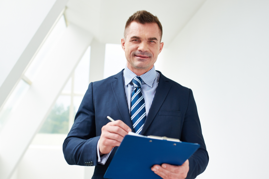 manager che elabora procurement strategies per cambiamento culturale in azienda